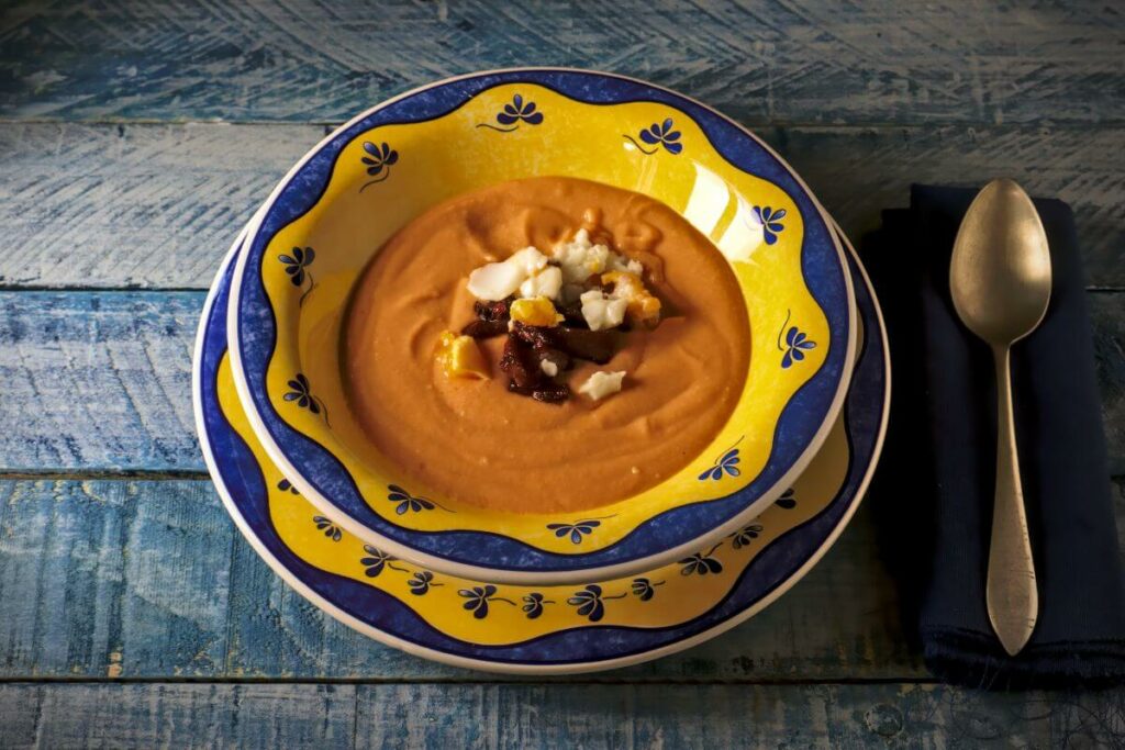 Receta para hacer Salmorejo con ajo negro