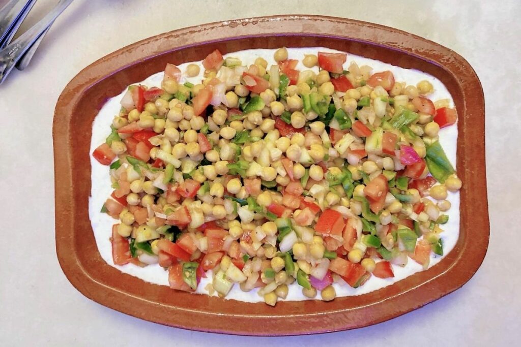 Ensalada mediterránea de garbanzos con ajos encurtidos